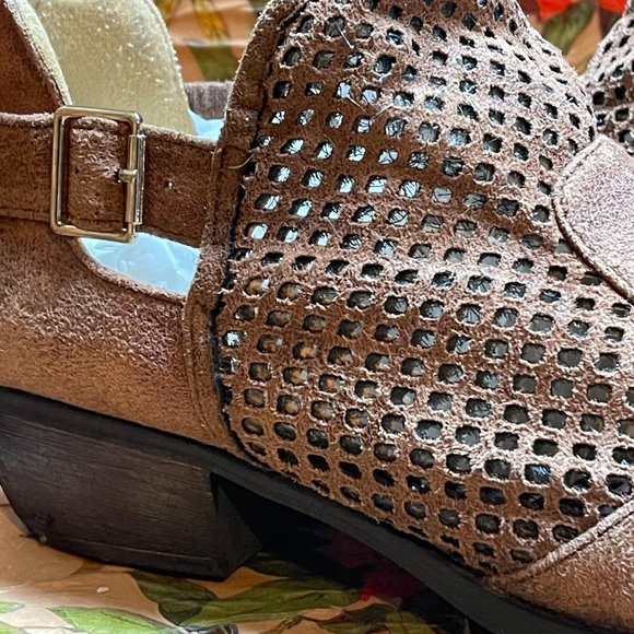 Quipid laser cut Bootie size 7 - Picture 4 of 10